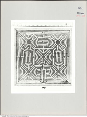 Vorderseite von Centro Studi Antonio Sangallo il Giovane, Montefiascone [https://www.deutsche-digitale-bibliothek.de/content/lizenzen/rv-ez/] Fußbodenlabyrinth - , bh595484_recto. Foto.