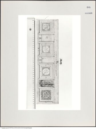 Vorderseite von Centro Studi Antonio Sangallo il Giovane, Montefiascone [https://www.deutsche-digitale-bibliothek.de/content/lizenzen/rv-ez/] Unterseite eines Gesimses - , bh595798_recto. Foto.