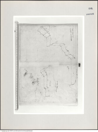 Vorderseite von Centro Studi Antonio Sangallo il Giovane, Montefiascone [https://www.deutsche-digitale-bibliothek.de/content/lizenzen/rv-ez/] Rom, Tempel des Antoninus und der Faustina, Studien des Gebälks - , bh595819_recto. Foto.