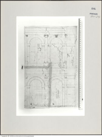 Vorderseite von Centro Studi Antonio Sangallo il Giovane, Montefiascone [https://www.deutsche-digitale-bibliothek.de/content/lizenzen/rv-ez/] Hoffassade, inspiriert vom Teatro di Marcello - , bh595858_recto. Foto.