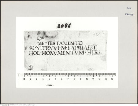 Vorderseite von Centro Studi Antonio Sangallo il Giovane, Montefiascone [https://www.deutsche-digitale-bibliothek.de/content/lizenzen/rv-ez/] Formia, Epigraph der Gens Vitruvia - , bh595867_recto. Foto.