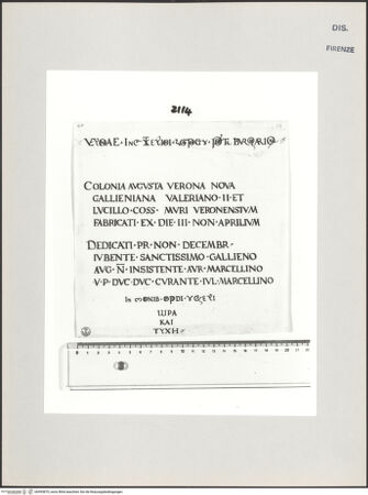 Vorderseite von Centro Studi Antonio Sangallo il Giovane, Montefiascone [https://www.deutsche-digitale-bibliothek.de/content/lizenzen/rv-ez/] Verona, Porta dei Borsari, Inschrift - , bh595870_recto. Foto.