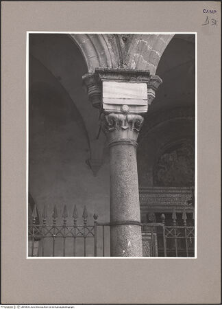 Vorderseite von Sopr. BAS NA [https://www.deutsche-digitale-bibliothek.de/content/lizenzen/rv-ez/] Kapitell 2 - Frontalansicht, bh595929_recto. Foto.