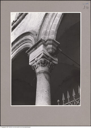 Vorderseite von Sopr. BAS NA [https://www.deutsche-digitale-bibliothek.de/content/lizenzen/rv-ez/] Kapitell 2 - Seitenansicht, bh595930_recto. Foto.