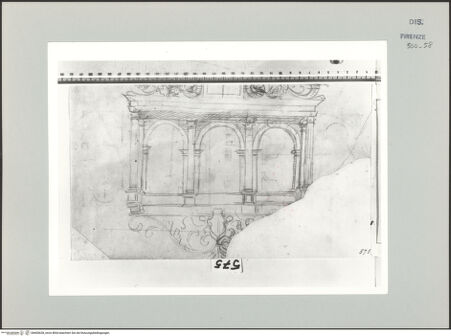 Vorderseite von Centro Studi Antonio Sangallo il Giovane, Montefiascone [https://www.deutsche-digitale-bibliothek.de/content/lizenzen/rv-ez/] Unidentifizierte dreibogige Loggia mit Wappenkartusche - , bh600628_recto. Foto.