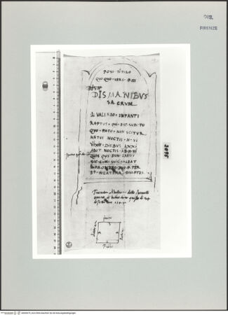 Vorderseite von Centro Studi Antonio Sangallo il Giovane, Montefiascone [https://www.deutsche-digitale-bibliothek.de/content/lizenzen/rv-ez/] Inschrift auf einem 'cippus', gefunden bei der Bastion des Belvedere - , bh600679_recto. Foto.