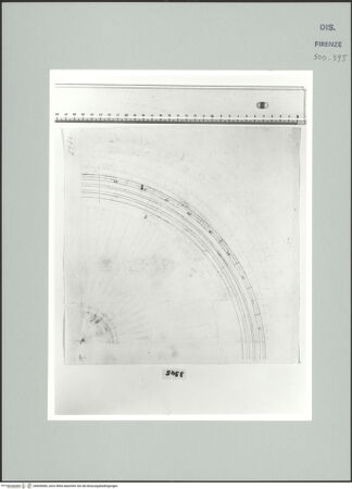 Vorderseite von Centro Studi Antonio Sangallo il Giovane, Montefiascone [https://www.deutsche-digitale-bibliothek.de/content/lizenzen/rv-ez/] Viertel eines Kreises (Sonnenuhr?) - , bh600685_recto. Foto.