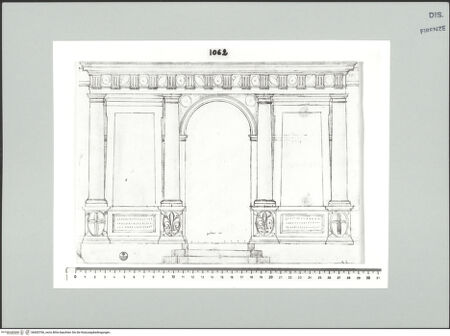 Vorderseite von Centro Studi Antonio Sangallo il Giovane, Montefiascone [http://creativecommons.org/publicdomain/mark/1.0/] Dorische Fassade eines Erdgeschosses mit den Wappen der Gemeinde (Lilie) und des Volkes (Kreuz) von Florenz - , bh600766_recto. Foto.