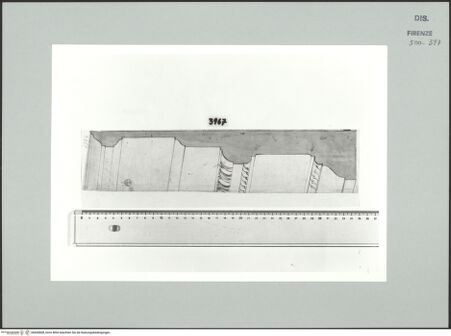 Vorderseite von Centro Studi Antonio Sangallo il Giovane, Montefiascone [https://www.deutsche-digitale-bibliothek.de/content/lizenzen/rv-ez/] Profil und Ansicht eines Architravs oder einer Portalrahmung - , bh600808_recto. Foto.