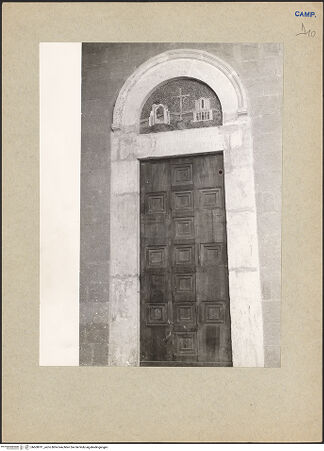 Vorderseite von Bibliotheca Hertziana [https://www.deutsche-digitale-bibliothek.de/content/lizenzen/rv-fz/] Dom - Portal links (mit Gründungsdatum 1116), bh600911_recto. Foto.