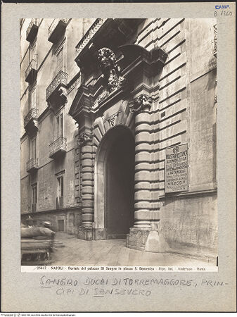 Vorderseite von Alinari [https://www.deutsche-digitale-bibliothek.de/content/lizenzen/rv-ez/] Palazzo Sangro - Fassade, Detail: Portal, bh601465_recto. Foto.