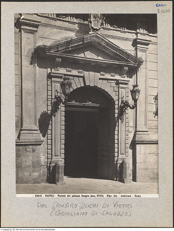 Vorderseite von Alinari [https://www.deutsche-digitale-bibliothek.de/content/lizenzen/rv-ez/] Palazzo Saluzzo di Corigliano - Fassade, Detail: Portal, bh601466_recto. Foto.
