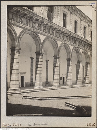 Vorderseite von Bibliotheca Hertziana [https://www.deutsche-digitale-bibliothek.de/content/lizenzen/rv-fz/] Certosa di San LorenzoChiostro grande - Friedhof der Mönche (1729), Arkatur, bh601492_recto. Foto: Lindner, Paul.