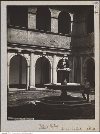 Vorderseite von Bibliotheca Hertziana [https://www.deutsche-digitale-bibliothek.de/content/lizenzen/rv-fz/] Certosa di San LorenzoChiostro della Foresteria - Ansicht mit Brunnen, bh601498_recto. Foto: Lindner, Paul.