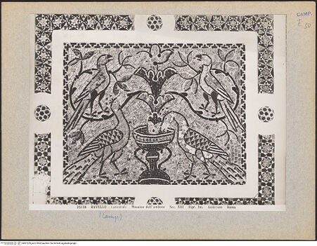 Vorderseite von Alinari [https://www.deutsche-digitale-bibliothek.de/content/lizenzen/rv-ez/] Evangelienkanzel - Detail: Pfauen und Vögel, bh601639_recto. Foto.