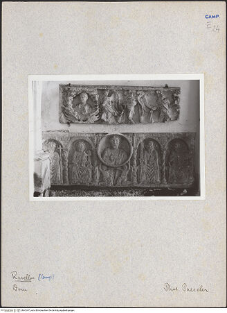 Vorderseite von Bibliotheca Hertziana [https://www.deutsche-digitale-bibliothek.de/content/lizenzen/rv-fz/] Römischer Sarkophag, umgebaut als Grab für die Bischöfe von Ravello - Teilansicht vor der Einverleibung in den Hochaltar (oben: Relief von einem römischen Sarkophag), bh601647_recto. Foto: Paeseler, Wilhelm.