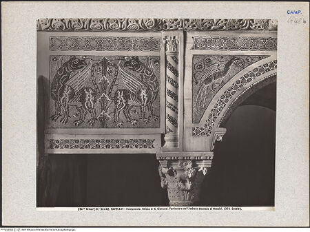 Vorderseite von Alinari [https://www.deutsche-digitale-bibliothek.de/content/lizenzen/rv-ez/] Platten mit Greifen und Pfau, bh601668_recto. Foto.