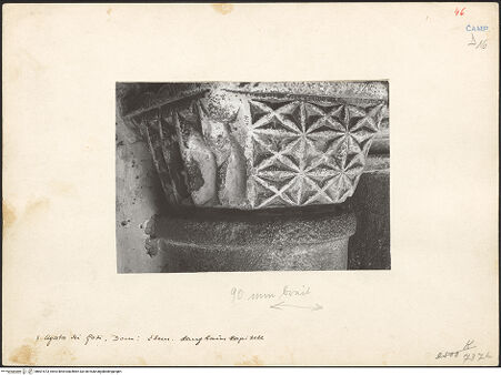 Vorderseite von unbekannt [https://www.deutsche-digitale-bibliothek.de/content/lizenzen/rv-fz/] Säule und KapitelleRechte Doppelsäule - Detail: Kapitell, verwendet als Sockel, bh601673_recto. Foto: Lehmann-Brockhaus, Otto.