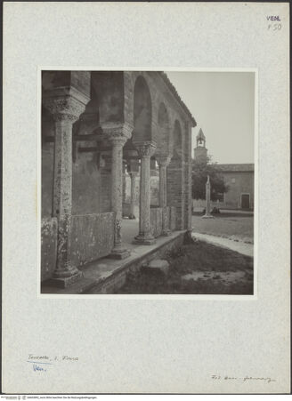 Vorderseite von Bibliotheca Hertziana [https://www.deutsche-digitale-bibliothek.de/content/lizenzen/rv-fz/] Santa Fosca - Säulen des Portikus, bh603892_recto. Foto: Schwarz, Heinrich Mathias.