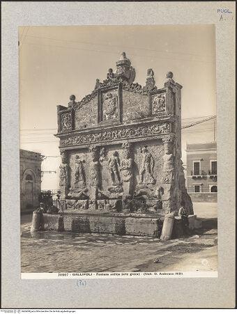 Vorderseite von Alinari [https://www.deutsche-digitale-bibliothek.de/content/lizenzen/rv-ez/] Hellenistischer Brunnen - Gesamtansicht, bh604048_recto. Foto.