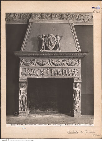 Vorderseite von Alinari [https://www.deutsche-digitale-bibliothek.de/content/lizenzen/rv-ez/] Kamin - Gesamtansicht, bh604063_recto. Foto.