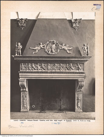 Vorderseite von Alinari [https://www.deutsche-digitale-bibliothek.de/content/lizenzen/rv-ez/] Kamin mit tanzenden Putten - Gesamtansicht, bh604065_recto. Foto.