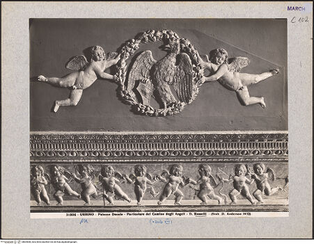 Vorderseite von Alinari [https://www.deutsche-digitale-bibliothek.de/content/lizenzen/rv-ez/] Kamin mit tanzenden Putten - Zwei Putten, die einen Wappen halten, bh604066_recto. Foto.