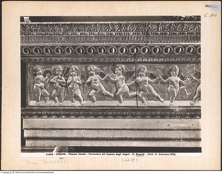 Vorderseite von Alinari [https://www.deutsche-digitale-bibliothek.de/content/lizenzen/rv-ez/] Kamin mit tanzenden Putten - Detail: Linke Hälfte des Frieses, bh604067_recto. Foto.