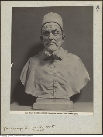 Vorderseite von Alinari [https://www.deutsche-digitale-bibliothek.de/content/lizenzen/rv-ez/] Porträt des Papstes Innozenz X (Innocenzo X,  Giovanni Battista Pamphilj) - Gesamtansicht, bh604070_recto. Foto.