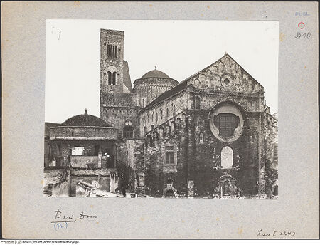 Vorderseite von ICCD [https://www.deutsche-digitale-bibliothek.de/content/lizenzen/rv-ez/] Cattedrale - Hauptfassade und Nordseite, Seitenansicht von Nordwesten, bh604075_recto. Foto.