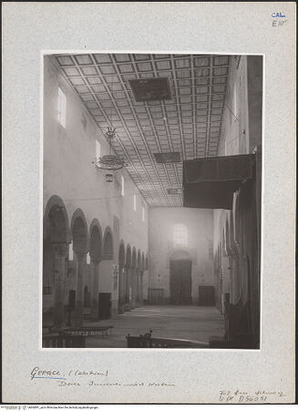 Vorderseite von Bibliotheca Hertziana [https://www.deutsche-digitale-bibliothek.de/content/lizenzen/rv-fz/] Cattedrale - Blick in Richtung Innenfassade, bh604091_recto. Foto: Schwarz, Heinrich Mathias.