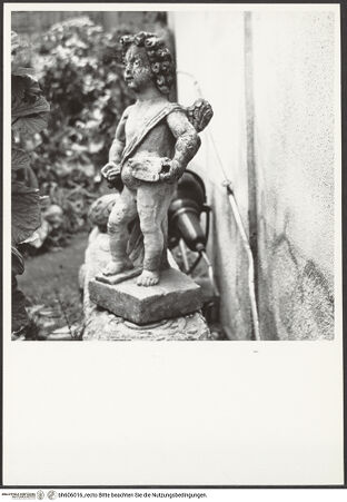 Vorderseite von unbekannt [https://www.deutsche-digitale-bibliothek.de/content/lizenzen/rv-fz/] Putto - Seitenansicht, bh606016_recto. Foto.