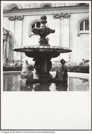 Vorderseite von unbekannt [https://www.deutsche-digitale-bibliothek.de/content/lizenzen/rv-fz/] Brunnen - Gesamtansicht, bh606019_recto. Foto.