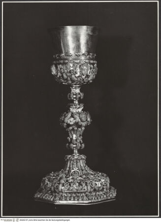 Vorderseite von unbekannt [https://www.deutsche-digitale-bibliothek.de/content/lizenzen/rv-fz/] Trapanesischer Silberkelch - Gesamtansicht, bh606107_recto. Foto.