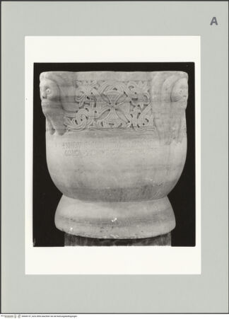 Vorderseite von unbekannt [https://www.deutsche-digitale-bibliothek.de/content/lizenzen/rv-ez/] Taufbecken - Frontseite mit Inschrift, bh606157_recto. Foto.