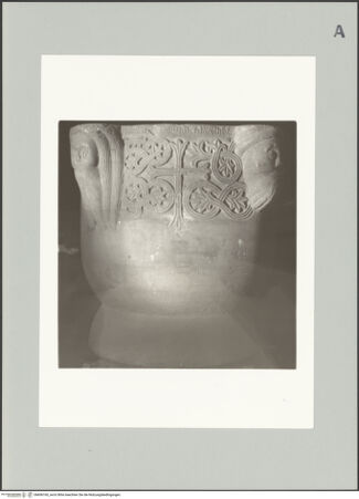 Vorderseite von unbekannt [https://www.deutsche-digitale-bibliothek.de/content/lizenzen/rv-ez/] Taufbecken - Seitenansicht, bh606160_recto. Foto.