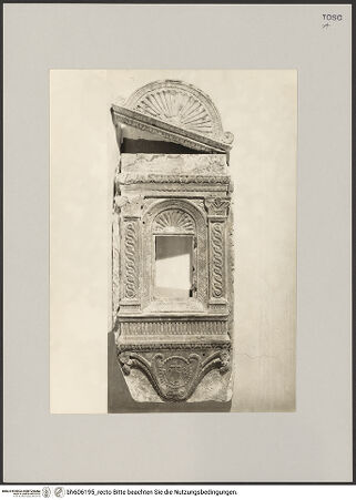 Vorderseite von unbekannt [https://www.deutsche-digitale-bibliothek.de/content/lizenzen/rv-fz/] Reliefierter Wandtabernakel - , bh606195_recto. Foto.