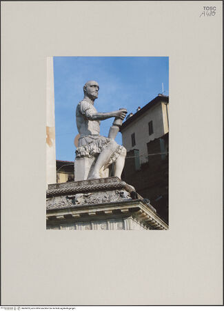 Vorderseite von unbekannt [https://www.deutsche-digitale-bibliothek.de/content/lizenzen/rv-fz/] Denkmal für Giovanni delle Bande NereGiovanni delle Bande Nere - Ansicht von links, bh606205_recto. Foto.