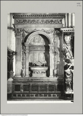 Vorderseite von Alinari [https://www.deutsche-digitale-bibliothek.de/content/lizenzen/rv-ez/] Grabmal des Rechtsgelehrten Antonio Roselli (gest. 1466) - Gesamtansicht, bh606228_recto. Foto.