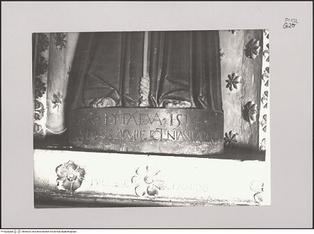 Vorderseite von Guido, Giovanni, Lecce [https://www.deutsche-digitale-bibliothek.de/content/lizenzen/rv-ez/] Heiliger Antonius von Padua - Detail: Sockel und Füße der Statue, bh606334_recto. Foto.