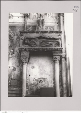 Vorderseite von Guido, Giovanni, Lecce [https://www.deutsche-digitale-bibliothek.de/content/lizenzen/rv-ez/] Grabmal des Raimondo Orsini del Balzo (gest. 1406) - Teilansicht, bh606389_recto. Foto: Guido, Giovanni.