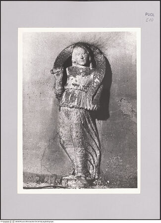 Vorderseite von Archivio Fotografico della Soprintendenza, Bari [https://www.deutsche-digitale-bibliothek.de/content/lizenzen/rv-ez/] Toter Christus, gehalten von zwei Engeln, flankiert von zwei Figuren - Eine der flankierenden Figuren, bh606399_recto. Foto.