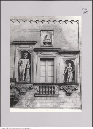 Vorderseite von Guido, Giovanni, Lecce [https://www.deutsche-digitale-bibliothek.de/content/lizenzen/rv-ez/] Palazzo Ducale - Fassade, 1. Stock, Detail: Nischenfiguren, bh606400_recto. Foto.