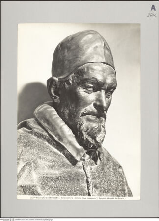 Vorderseite von Alinari [https://www.deutsche-digitale-bibliothek.de/content/lizenzen/rv-ez/] Papst Innozenz X. - Detail: Kopf, Ansicht von links, bh606417_recto. Foto.