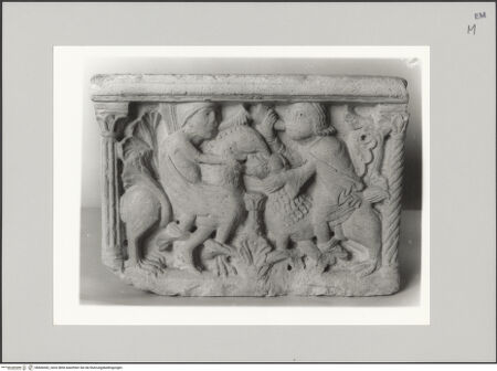 Vorderseite von Museo d'Arte Medievale e Moderna, Modena [https://www.deutsche-digitale-bibliothek.de/content/lizenzen/rv-ez/] Weihwasserbecken mit drei Szenen aus der Legende des Teufelspaktes - Linkes Relief: Besiegelung des Paktes durch Handschlag, bh606442_recto. Foto.