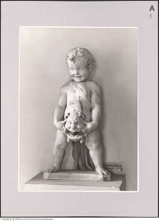 Vorderseite von R. Travanti, Arezzo [https://www.deutsche-digitale-bibliothek.de/content/lizenzen/rv-ez/] Putto eines Brunnens - , bh606460_recto. Foto.