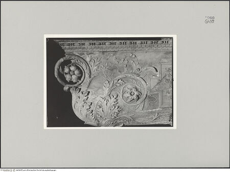 Vorderseite von unbekannt [https://www.deutsche-digitale-bibliothek.de/content/lizenzen/rv-ez/] Grabmal des Carlo Marsuppini - Detail: Linke Ecke des Sarkophages, bh606487_recto. Foto.