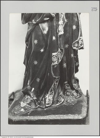 Vorderseite von Soprintendenza alle Gallerie Firenze [https://www.deutsche-digitale-bibliothek.de/content/lizenzen/rv-ez/] Madonna - Detail: Unterer Abschnitt des Gewandes, bh606491_recto. Foto.