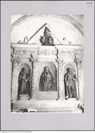 Vorderseite von Guido, Giovanni, Lecce [https://www.deutsche-digitale-bibliothek.de/content/lizenzen/rv-ez/] Madonna zwischen den Heiligen Cosmas und Damian - Gesamtansicht, bh606499_recto. Foto.
