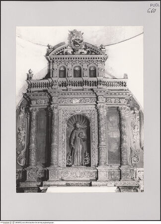 Vorderseite von Guido, Giovanni, Lecce [https://www.deutsche-digitale-bibliothek.de/content/lizenzen/rv-ez/] Altar mit der Statue des heiligen Franziskus - Gesamtansicht, bh606502_recto. Foto.
